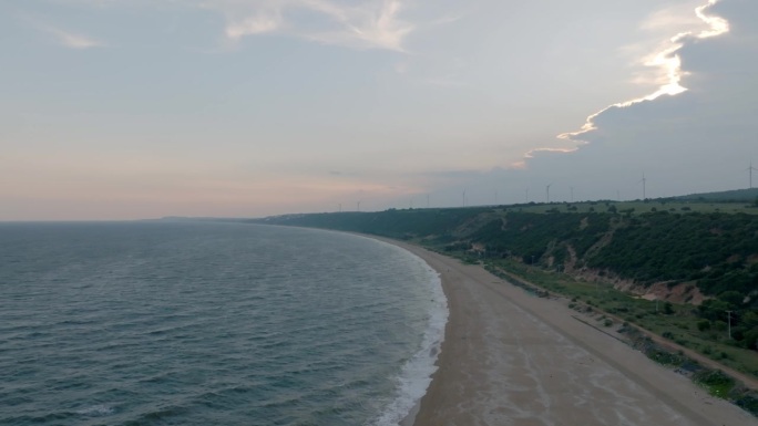 航拍的Phan Ri海滩，平顺省，越南反对天空在美丽的日落，无人机飞行向前-股票视频