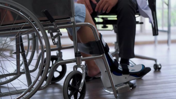 坐轮椅的腿伤病人来看医生。