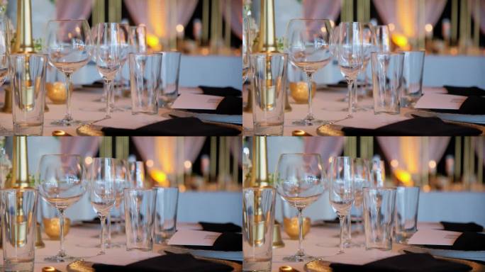 餐厅的近景，摆满了桌子、椅子和蜡烛。婚礼事件