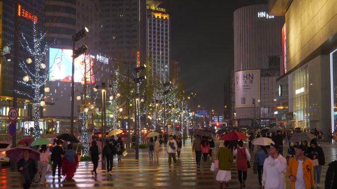 夜光雨光长沙市市中心著名商场门前拥挤的人行道全景4k中国