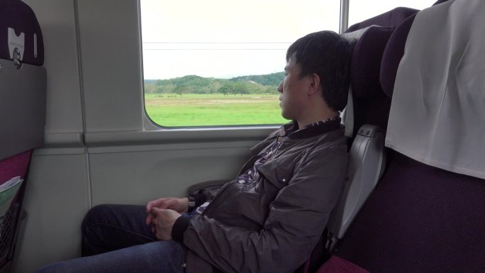 人在火车上休息
