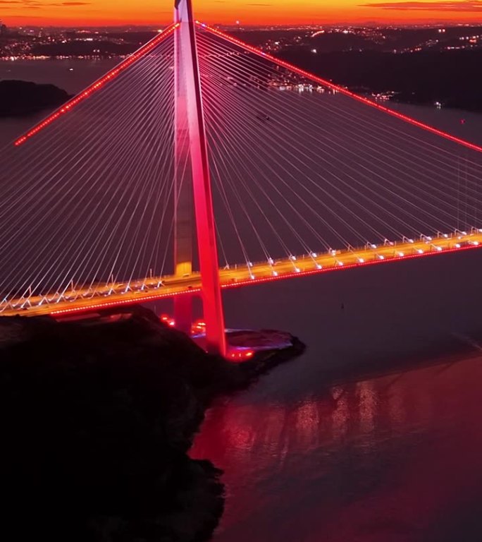 空中暮色辉煌:雅武兹苏丹塞利姆桥在傍晚的辉煌中发光#威严的暮色#桥梁照明#城市灯光#DuskMagi