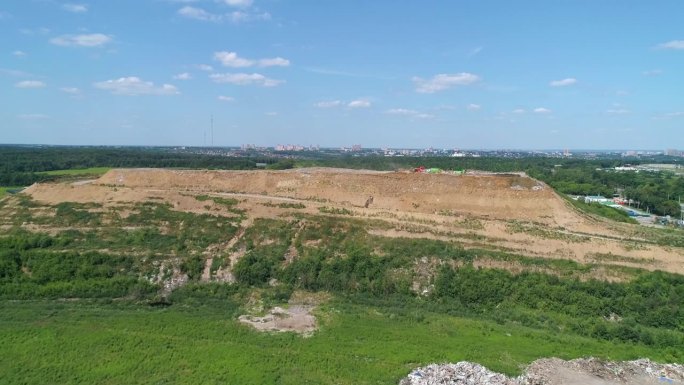 鸟瞰图大型垃圾填埋场、垃圾场。成群的鸟在垃圾堆上空盘旋。生态问题，自然污染。污染和过度消费的观念。