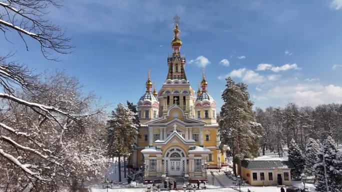 在一个阳光明媚的冬日，从四轴飞行器上俯瞰建于1907年的哈萨克斯坦阿拉木图独特的木制东正教扬升大教堂