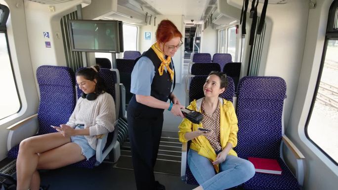列车员用扫描机为旅客检票