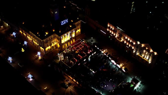 2023年12月25日，塞尔维亚诺维萨德:美丽的诺维萨德城市广场，迎接新年的夜晚