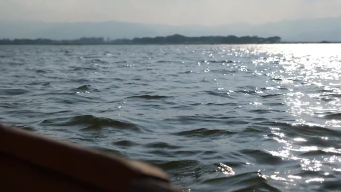 从划艇上看湖景