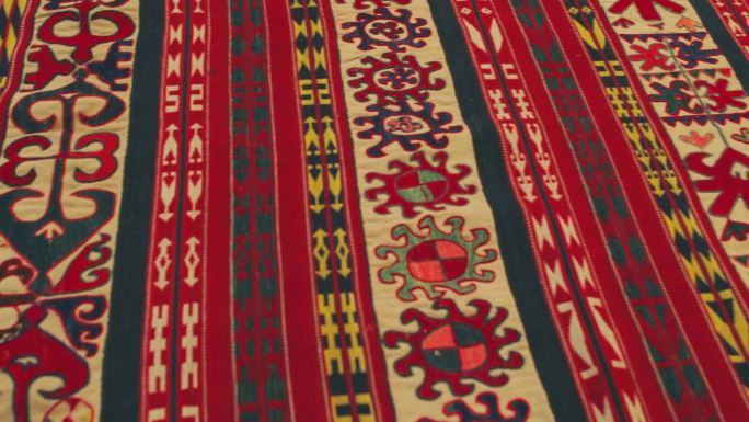 撒马尔罕地毯是根据古代古典技术手工制作的。它布满了民族图案和装饰品。