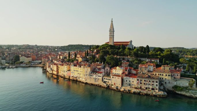 鸟瞰克罗地亚伊斯特里亚亚得里亚海中的波雷克城景，钟楼和住宅楼