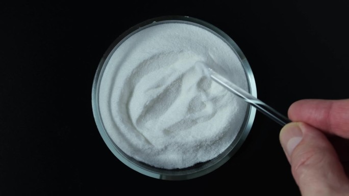 培养皿中的赤藓酸钠或异抗坏血酸钠。食品添加剂E316，化学式C6H7NaO6。白色结晶粉末。化学上，