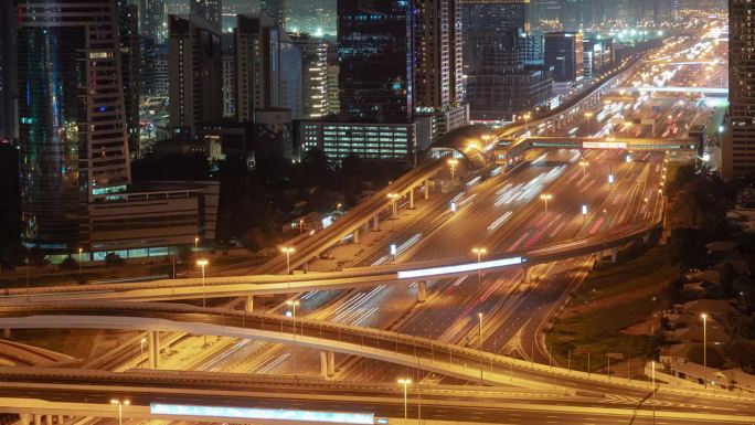 夜间照明迪拜城市主要交通道路交汇处屋顶全景4k延时阿联酋