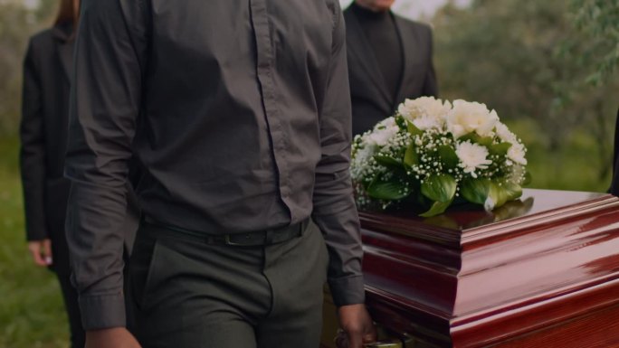 非裔美国人在葬礼上抬棺材
