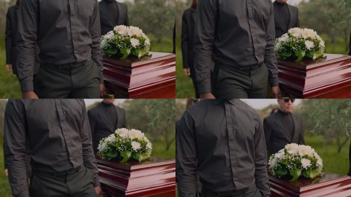 非裔美国人在葬礼上抬棺材