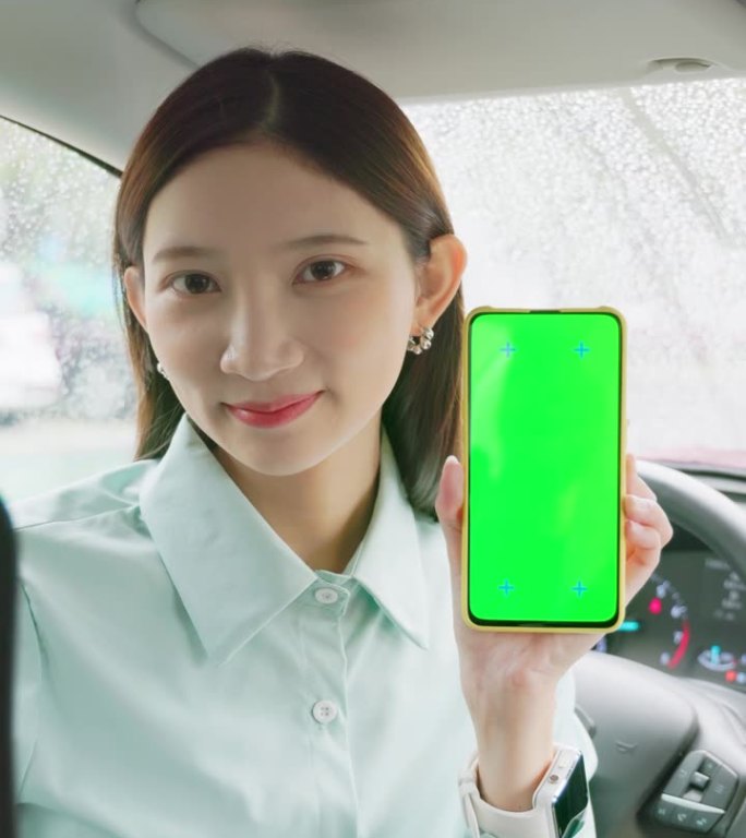 女人在车里展示绿幕