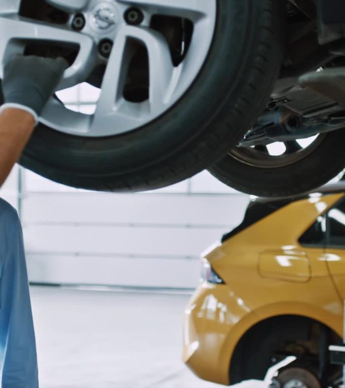男经理和机械师在修理厂讨论汽车轮胎修理