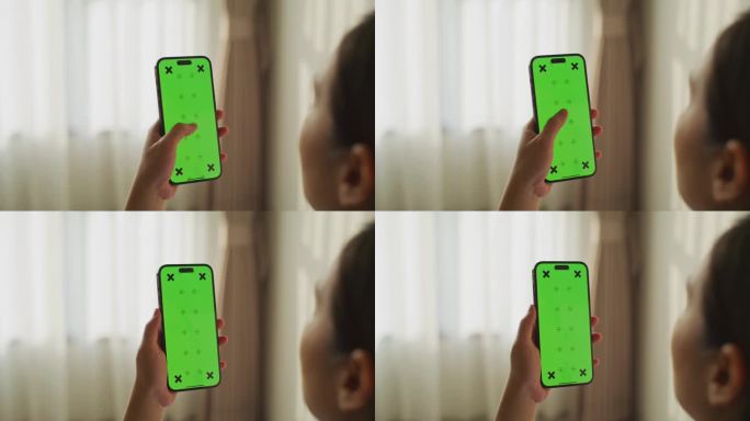 女性使用绿屏手机手机绿幕抠像玩手机