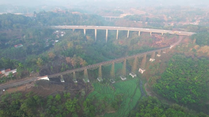 通过磁库邦大桥的旅客列车风景