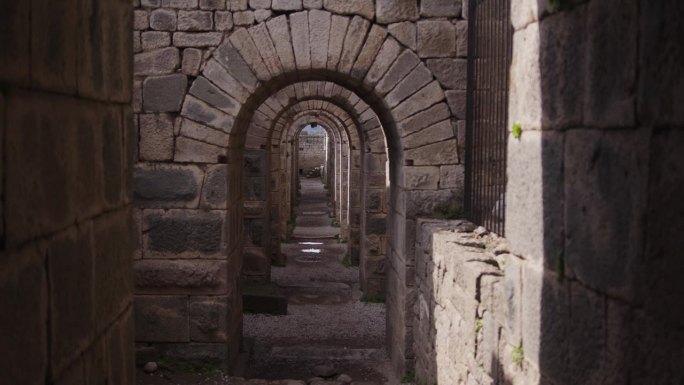 从别迦摩的石头走廊往下看。
