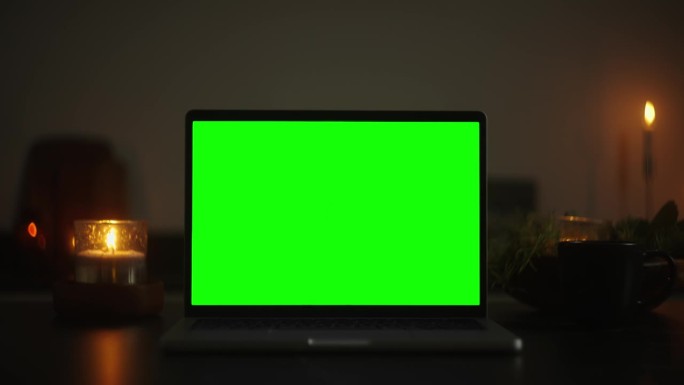 身临其境的素材:用绿色屏幕笔记本电脑和节日烛光变换您的视频