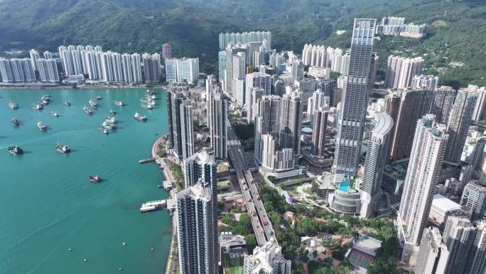 荃湾葵涌和青衣是一个商业和住宅的海滨卫星城，建在香港新界的一个海湾上，航拍无人机城市的天景