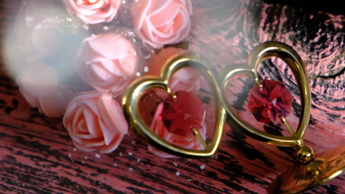 红色水晶心和花朵。柔和模糊的耀斑灯光。爱情，婚礼，生日，母亲节，浪漫，周年纪念