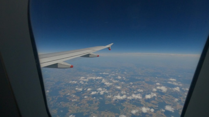 特写:飞机上的旅客在飞行过程中拉下了飞机窗户上的百叶窗