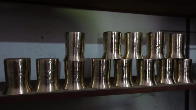 展出的铜黄铜家用水杯。