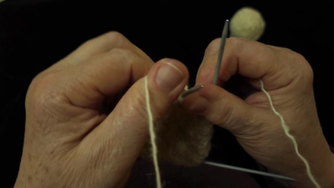 祖母工匠手工制作传统袜子与矛，天然羊毛，纱线绞