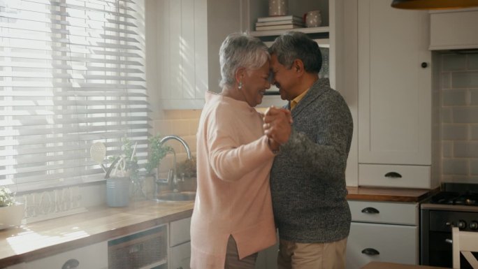 退休，在家和跳舞的老年夫妇与爱在家里，厨房或客厅照顾和支持在一起。幸福，老人与自由共舞，婚姻和平幸福