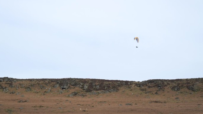 冬季，在德比郡山顶区，单人滑翔伞。