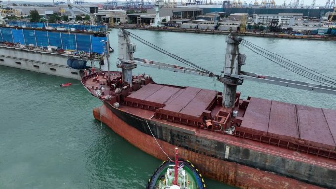 拖船是将集装箱货船拖到浮船坞的概念维修服务。干船坞工作。原油油船概念的保险和维修。货运代理服务维修保