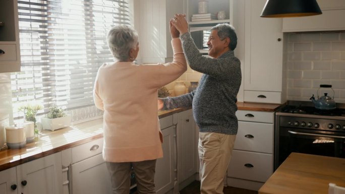 跳舞，老年夫妇和退休后的爱情，家和厨房的亲吻，客厅里的关心和支持。幸福老人与乐伴自由，婚姻和睦幸福