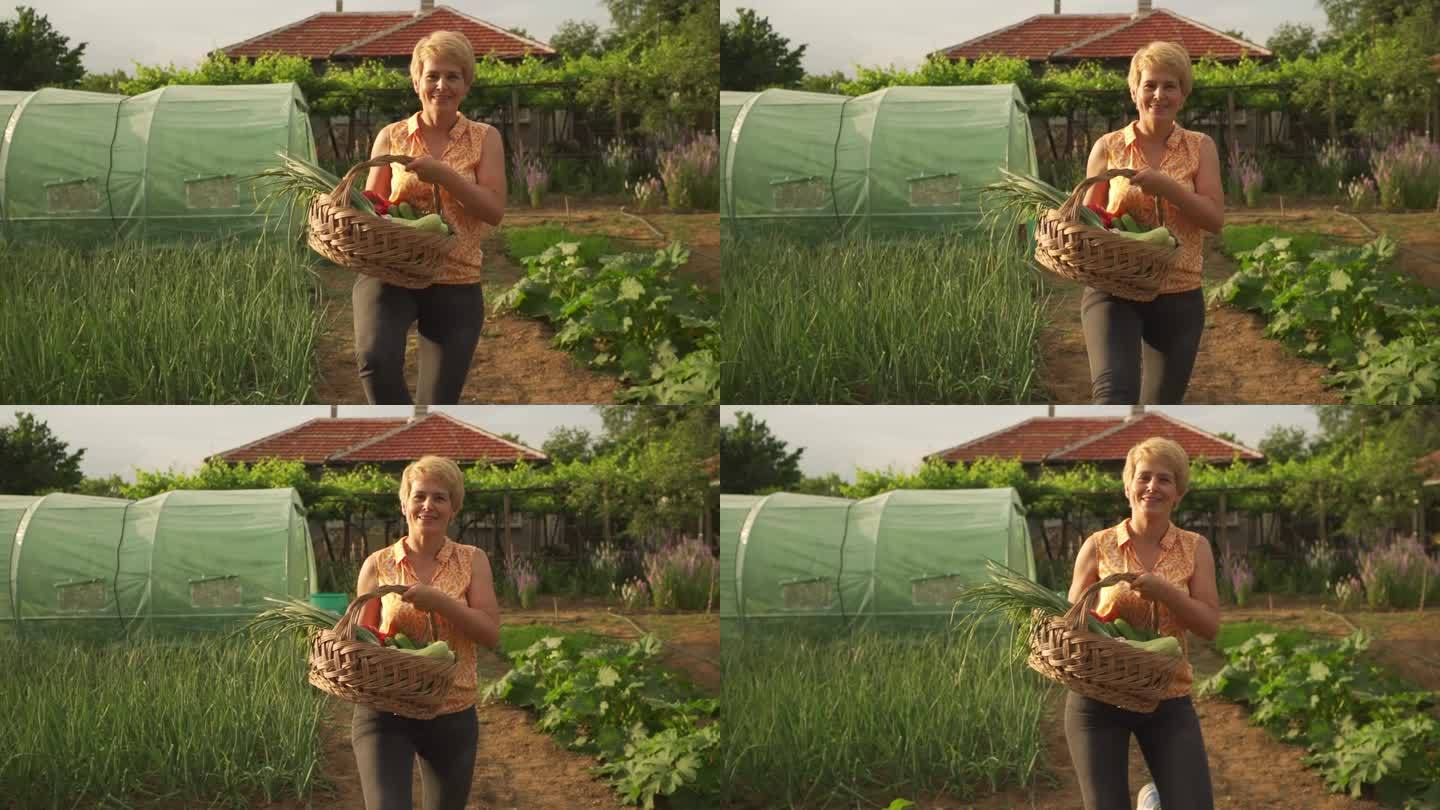 一位兴高采烈的女士提着一篮子新鲜蔬菜走向镜头