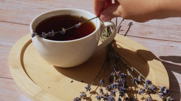 白杯薰衣草茶。干薰衣草的替代药臼。增强免疫力的健康凉茶