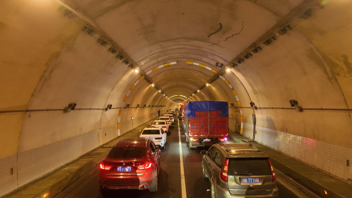 高速隧道交通拥堵