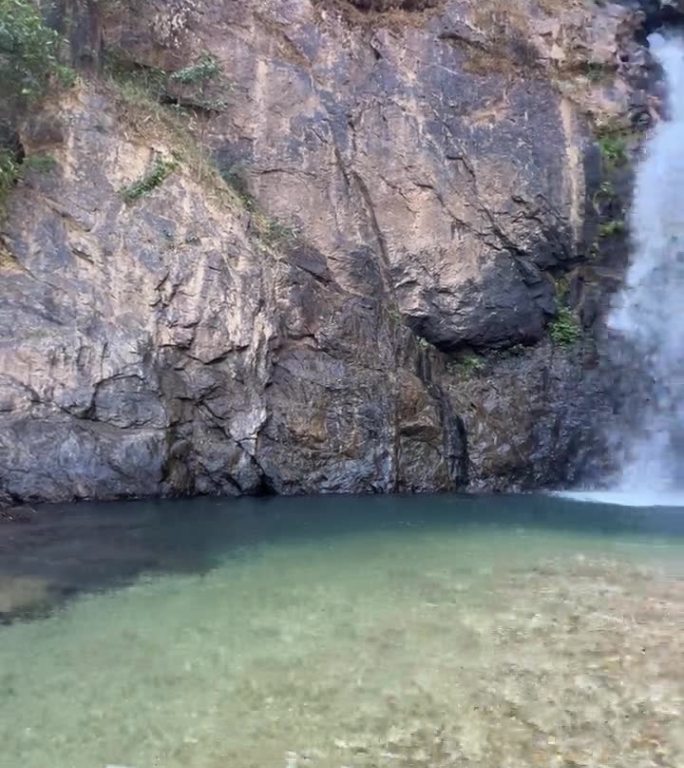 Chokkradin瀑布位于一个一年四季都有水的天然森林山谷的中央