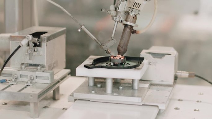 机器人焊接数控机床焊接微芯片在工厂。现代工程。