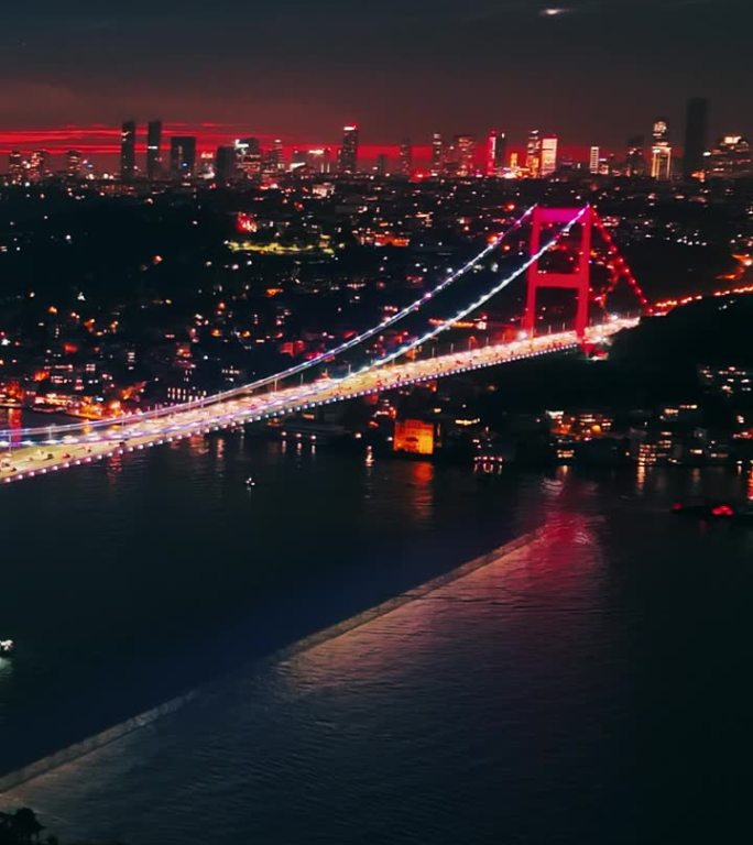 标志性的法提赫苏丹穆罕默德大桥和博斯普鲁斯海峡的航拍夜景# istanbul - vibes #法提