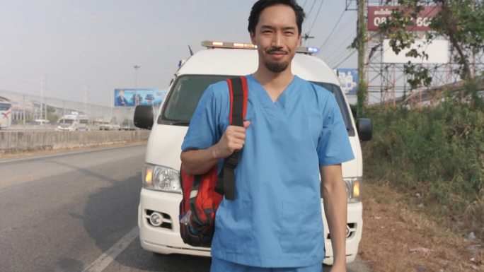 一名男性护理人员站在他的应急车辆前的肖像