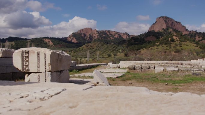 在萨迪斯的Tmolus山前的阿尔忒弥斯神庙的古代石头遗迹。