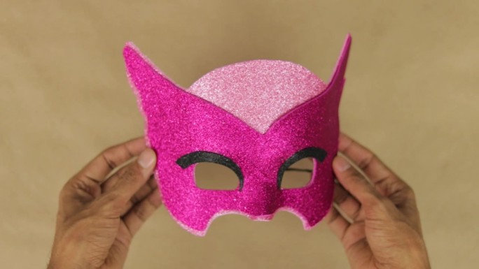 手为狂欢节制作粉红钻石泡沫欧莱特面具。PJ掩码字符