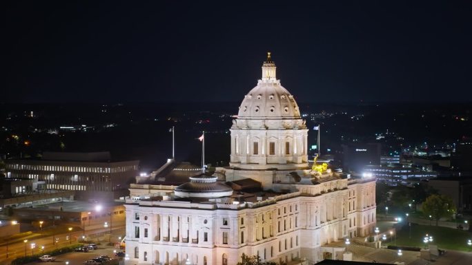 夜间明尼苏达州圣保罗市议会大厦左向轨道航拍