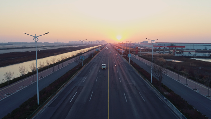 笔直道路夕阳航拍