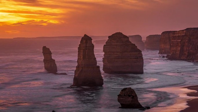 在澳大利亚维多利亚州墨尔本大洋路拍摄的十二使徒海岩和海岸线的4K画面