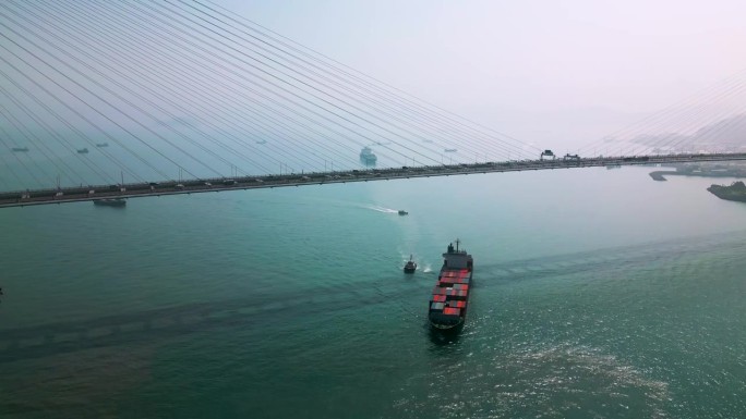航拍一艘集装箱船在香港港口过桥
