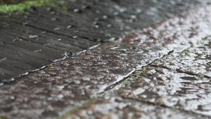 江南水乡雨季古镇青石板雨滴下落升格