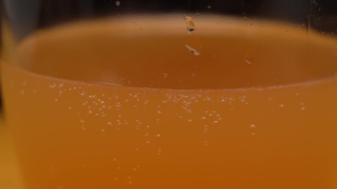 近距离的维生素C柠檬水在转盘与气泡气体释放，气泡饮料
