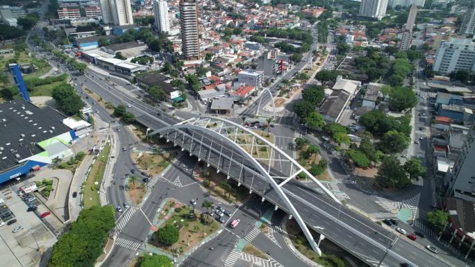金属桥。巴西圣保罗市奥萨斯科的雷纳尔多·德奥利维拉高架桥