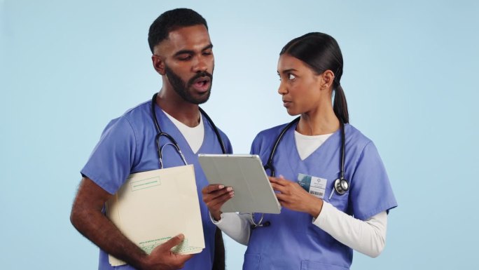 医生，人和平板电脑的医疗团队合作，临床研究或实习协作蓝色背景。医疗护士，工作人员或专业学生在工作室谈