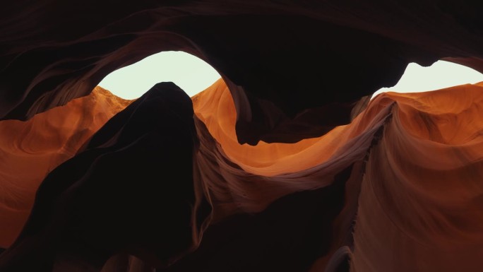 羚羊峡谷在亚利桑那州，美丽的自然沙漠。光滑的波浪状砂岩墙。